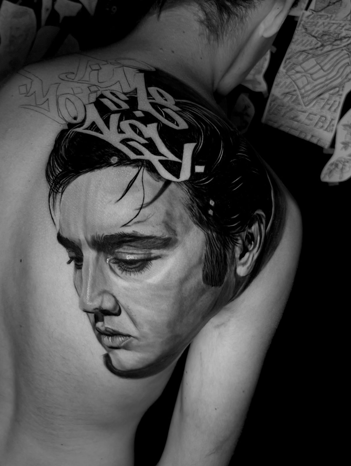 Realistisch portret in black and grey op de rug